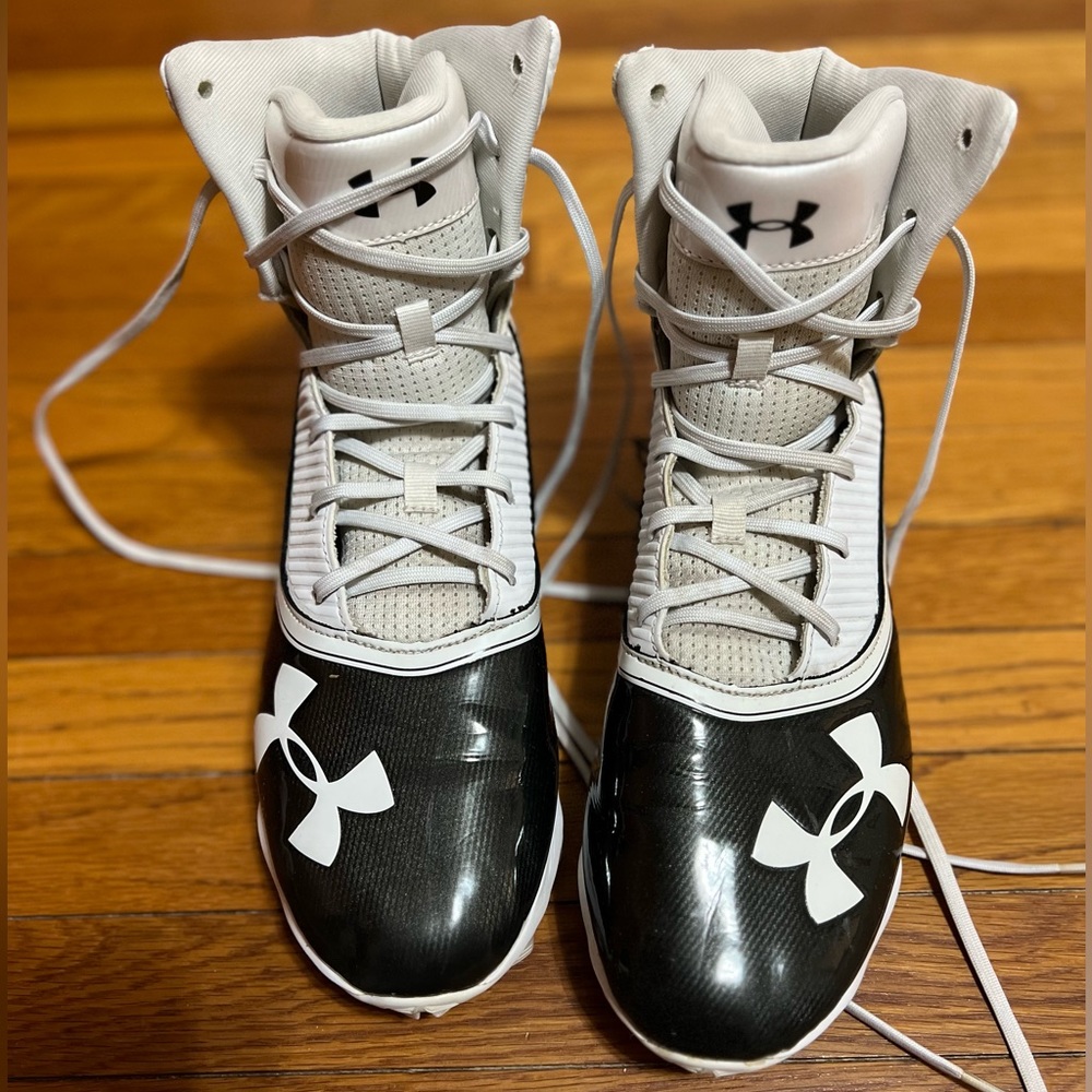 Boys under armor football cleats, Size 10.5, great condition.